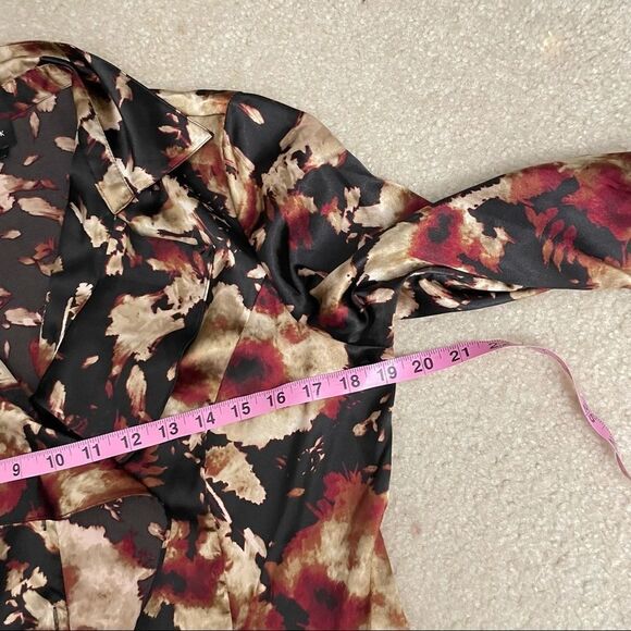 JONES NEW YORK STRETCH FLORAL RUFFLED LONGSLEEVE SATIN TOP W/ COLLAR‎ sz 10 - Picture 8 of 9